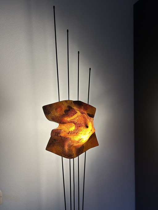 Artistieke design vloerlamp – sculpturaal object – warm licht