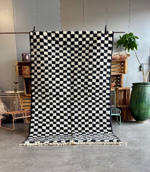 Alfombra bereber marroquí de 150x270 cm – Alfombra de lana a cuadros blancos y negros