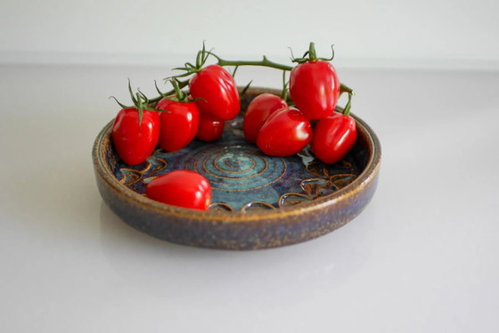 Image 1 of Plato de cerámica de estilo modernista, obra de Michael Andersen, Dinamarca, década de 1960.
