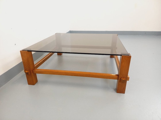 Image 1 of Vintage vierkante Italiaanse Fontana Arte salontafel van hout en gerookt glas uit de jaren 70.