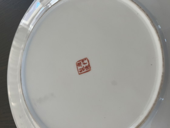 Image 1 of Plato decorativo de porcelana china pintado a mano – Jingdezhen – Famille Rose – Ø27 cm