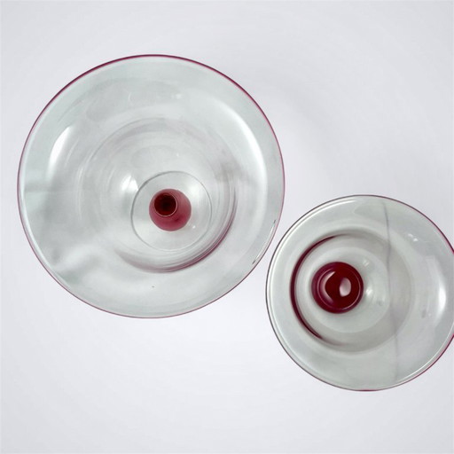 Paire de bols en verre d'art Orrefors aux accents rubis signés Wilke Adolfsson — Artisanat suédois intemporel