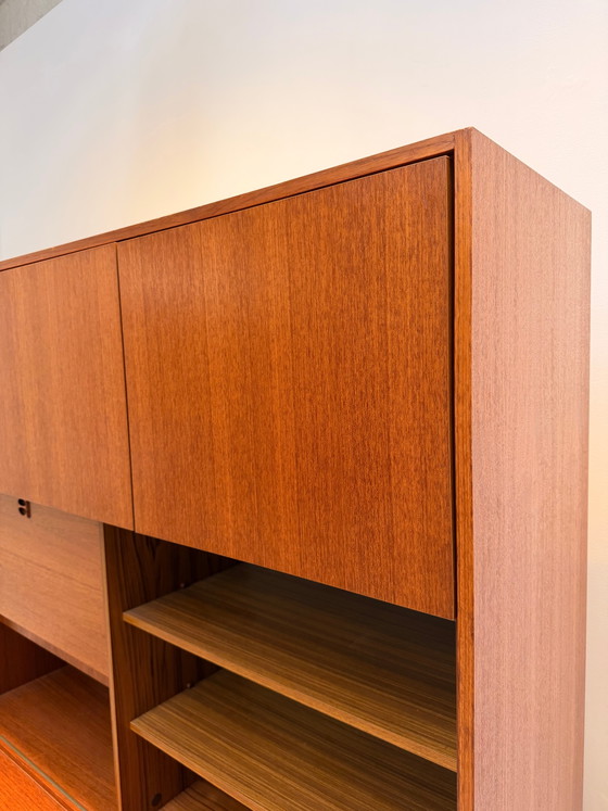 Image 1 of Mueble de pared danés de teca de estilo moderno de mediados de siglo.
