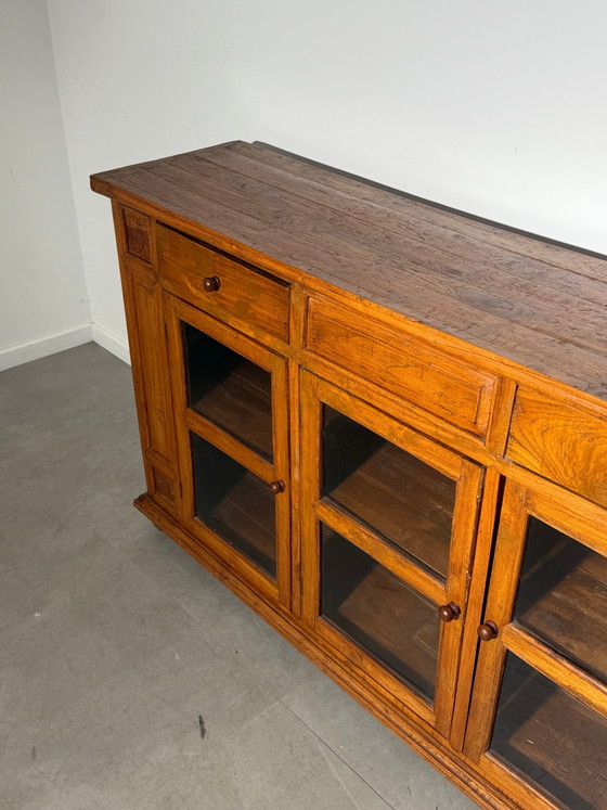 Vitrine/Buffet rustique ancien en teck avec portes vitrées (photo 4 of 5)