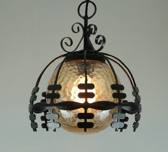 Image 1 of Exceptionnelle suspension en verre ambré des années 1970 avec structure en fer