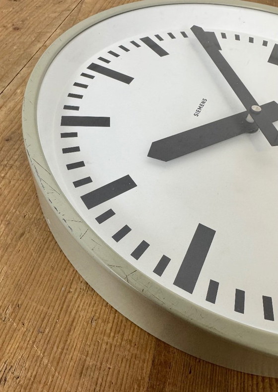 Image 1 of Horloge murale industrielle grise de Siemens, années 1970