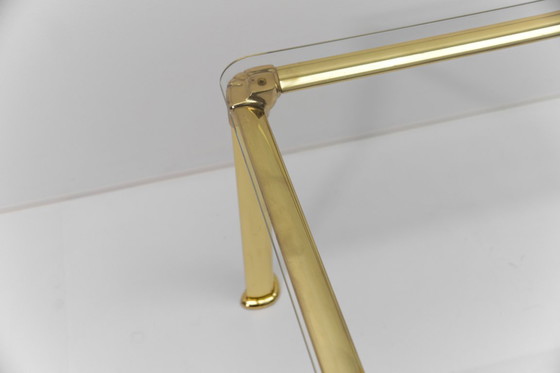 Image 1 of Table basse Hollywood Regency en laiton doré et verre, années 1970