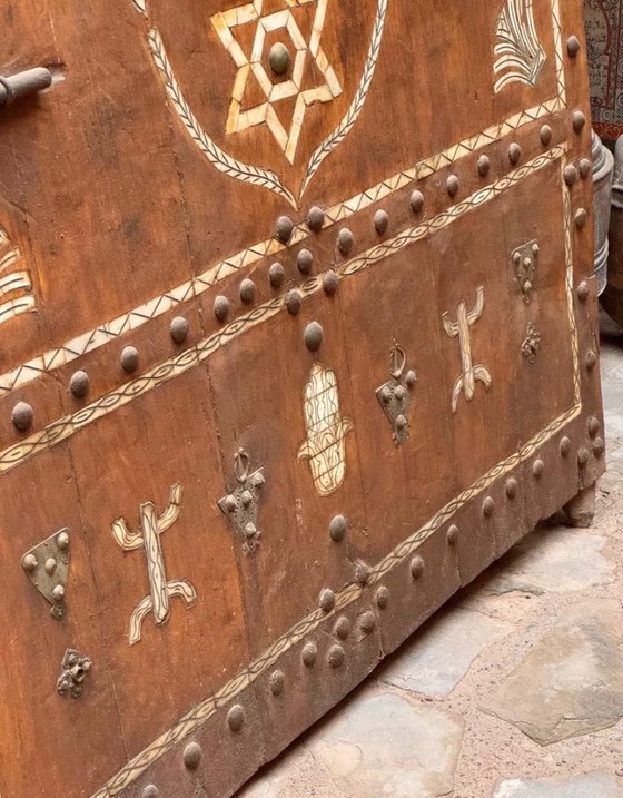 Image 1 of Patrimonio berbero: antica porta decorata con ossa di cammello