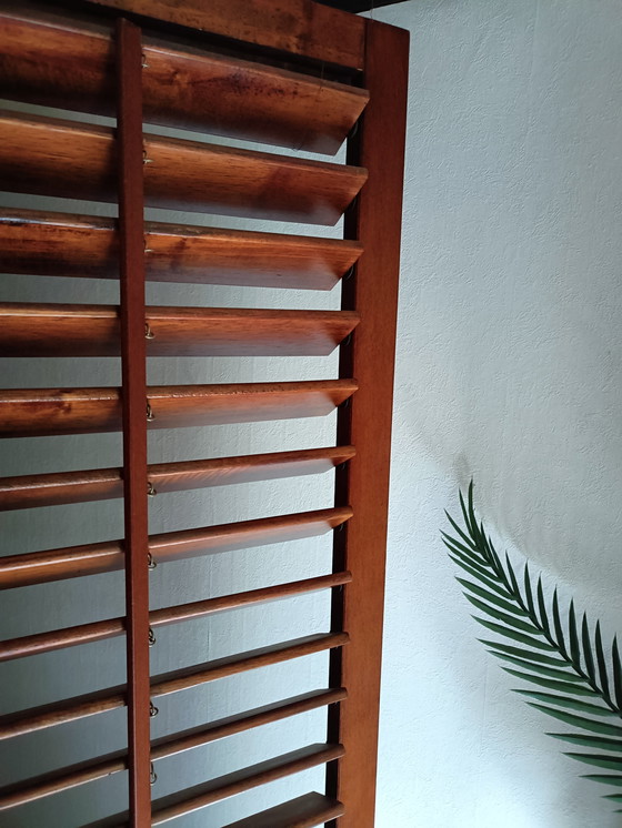 Image 1 of Séparateur d'écran à lames en bois d'acajou