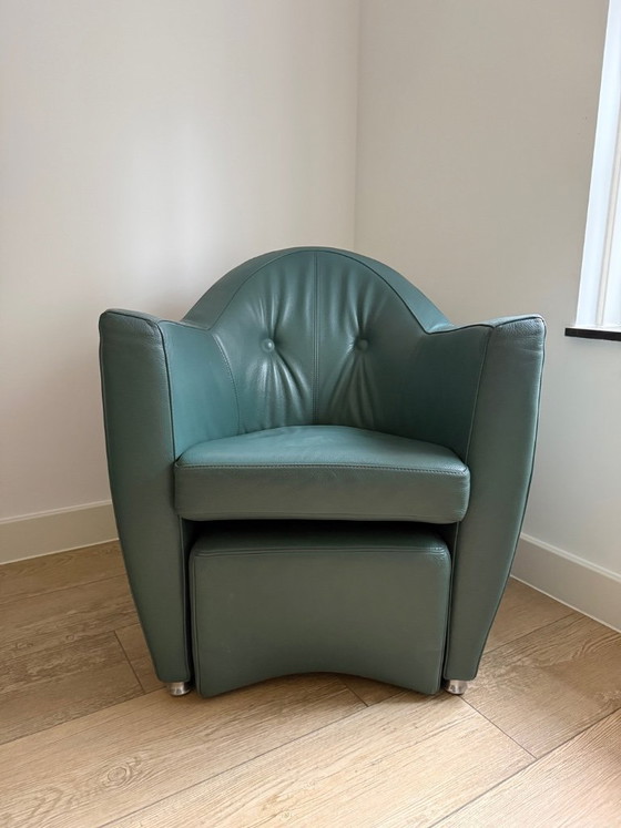 Image 1 of Sillón Leolux Carabita con otomana, tapizado en piel verde oliva.