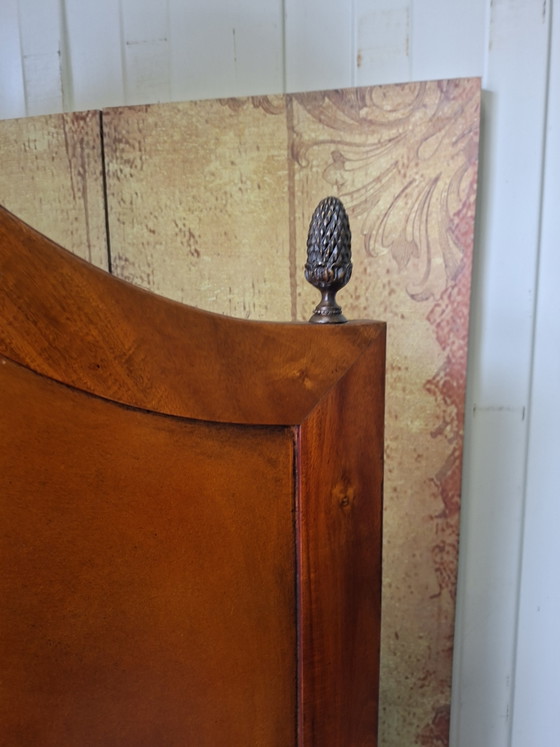 Image 1 of Paravent classique en deux parties avec revêtement en cuir, dimensions 122 cm de large et 210 cm de haut.