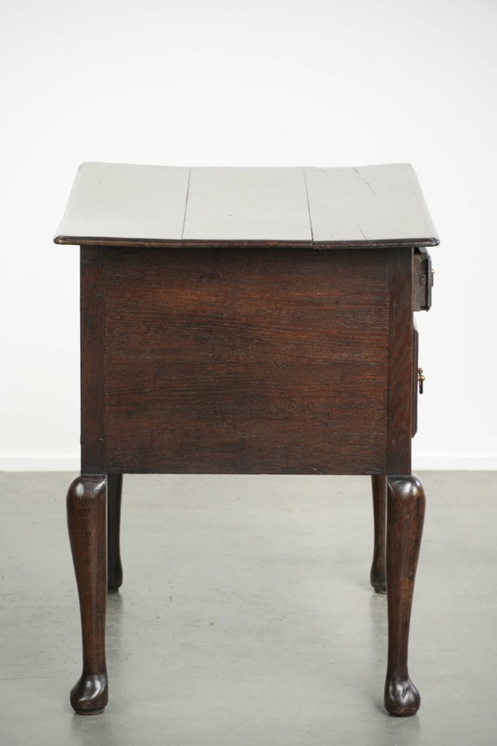 Elegant 18th-century English oak lowboy/side table with a luxurious appearance – Wood (photo 4 of 11)