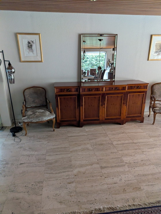 Image 1 of Credenza in legno massello di ciliegio con 4 cassetti e 4 ante
