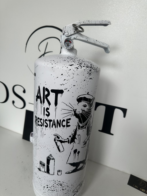 Art is resistance brandblusser
