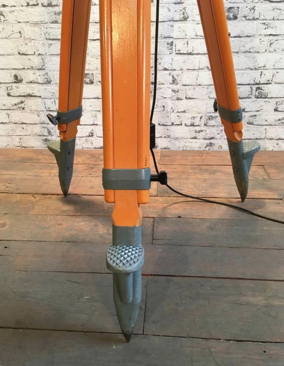 Image 1 of Faretto vintage in smalto nero su treppiede in legno, anni '50