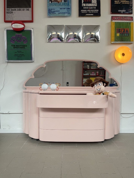 Image 1 of Lichtroze gelakte ladekast