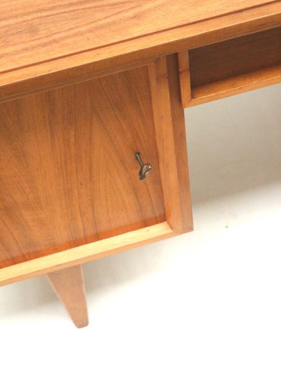 Image 1 of Scrivania vintage / scrivania direzionale con ante e cassetti degli anni '60