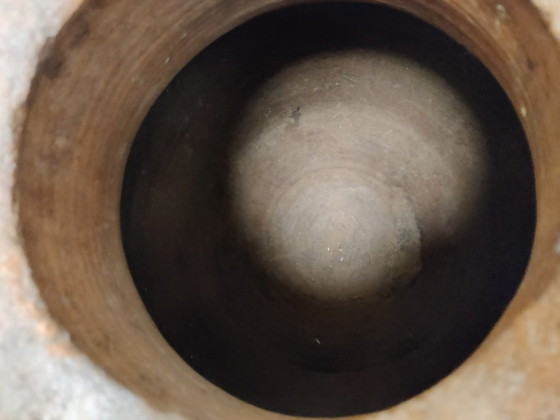 Image 1 of Antieke lichtbruine terracotta pot met sierranden. 