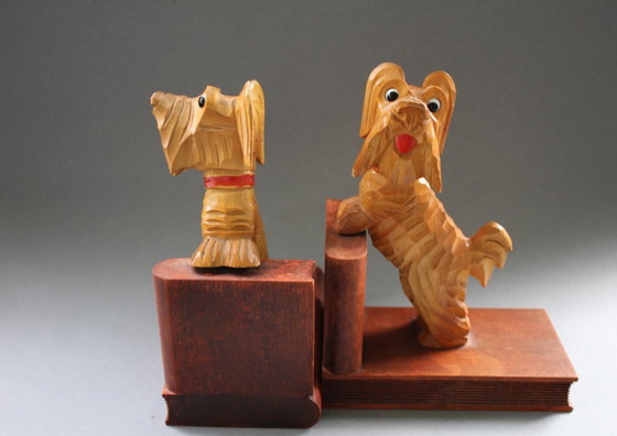 Image 1 of Serre-livres en bois sculpté à la main représentant des terriers écossais, vintage