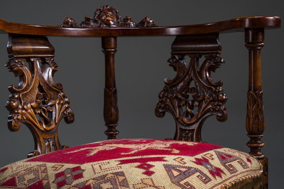 Image 1 of Italienische Eckstühle im Stil der Renaissance des 19. Jahrhunderts aus geschnitztem Nussbaumholz, 2er-Set