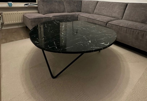 Table basse et table à manger meublées