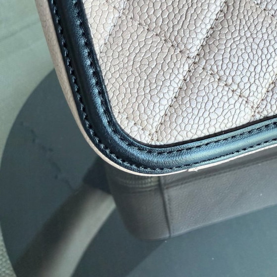 Image 1 of Beauty case Chanel Filigree Medium - Pelle di vitello martellata effetto caviale, nero e beige, Serie 24