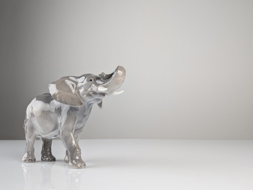 Eléphant en porcelaine de Peter Herold pour Royal Copenhagen, 1915