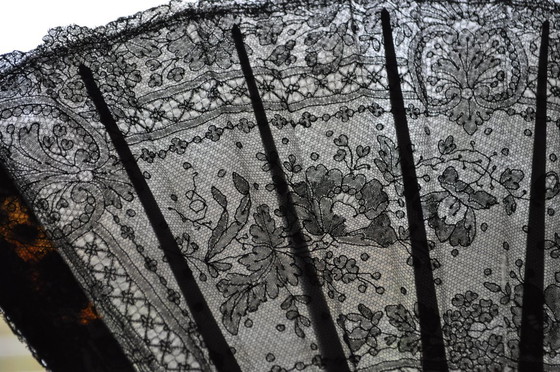 Image 1 of Fächer aus Spitze und Schuppen, monogrammiert, um 1800 (Ref. 3641)