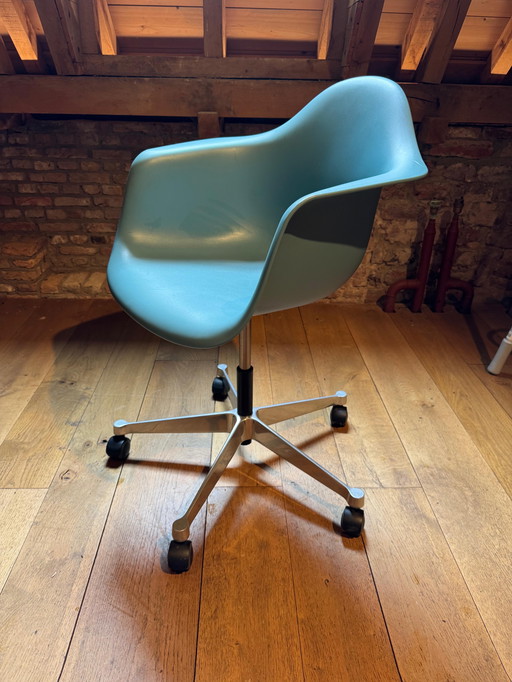 Vitra Eames PACC