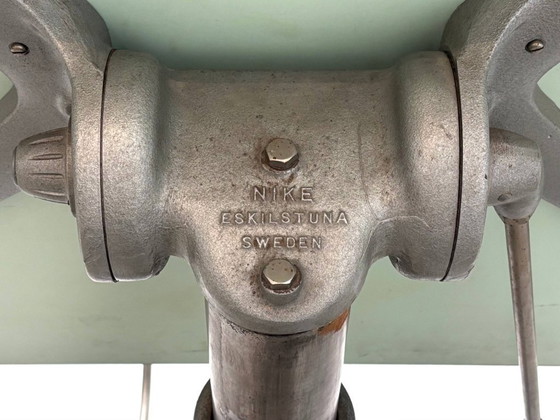 Image 1 of Hydraulischer Höhenverstellbarer Tisch mit integrierter Arbeitsleuchte von Nike Eskilstuna, Schweden, 1950er Jahre