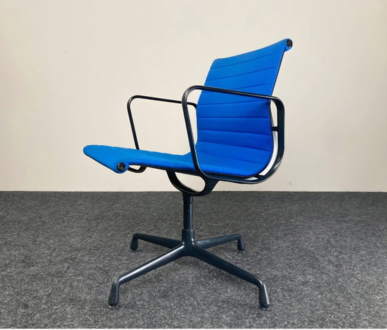 Image 1 of Sedia Vitra EA208 in alluminio – Charles & Ray Eames