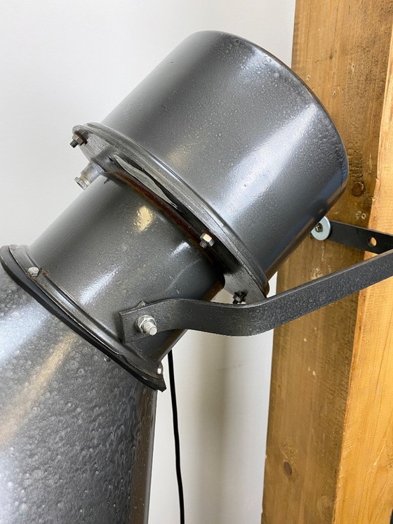 Image 1 of Gran foco de pared industrial gris con cubierta de vidrio, años 60