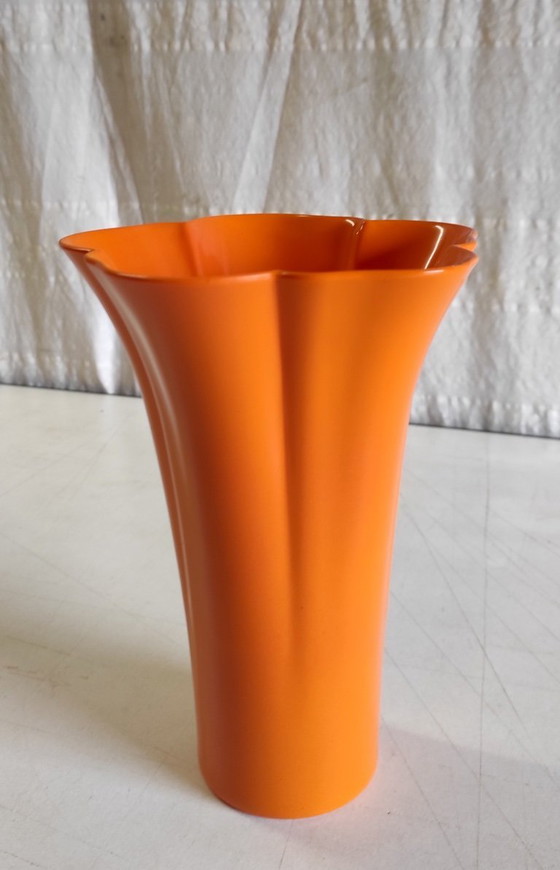 Image 1 of Vaso vintage in plastica arancione - metà del XX secolo