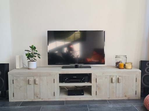 Tv kast steigerhout In beide kastjes is geboord achterin voor snoeren.
Afmetingen:
200 cm breed
50 cm diep
45 cm hoog