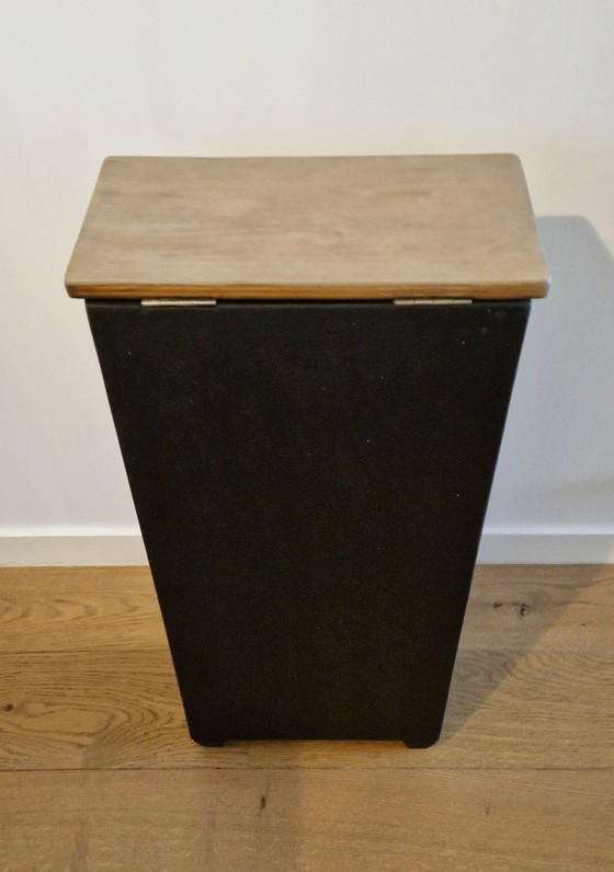 Image 1 of Bijzettafel van geverfd hout met rieten vlechtwerk - geïnspireerd op de Art Deco-stijl.