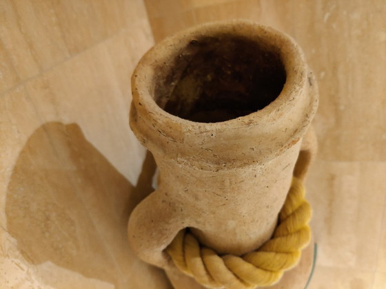 Image 1 of Beige terracotta amfora inclusief houten ondersteuningsbevestiging en dik touw om schuin op te hangen. 