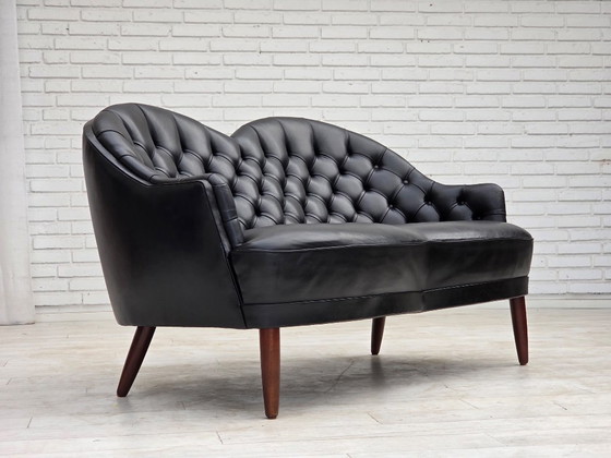 Skandinavisches Sofa aus den 1960er Jahren, bezogen mit schwarzem Möbelleder. – 2 Sitzer Sofas, Wood (photo 3 of 18)