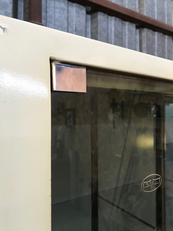 Image 1 of Vitrine médicale vintage années 70