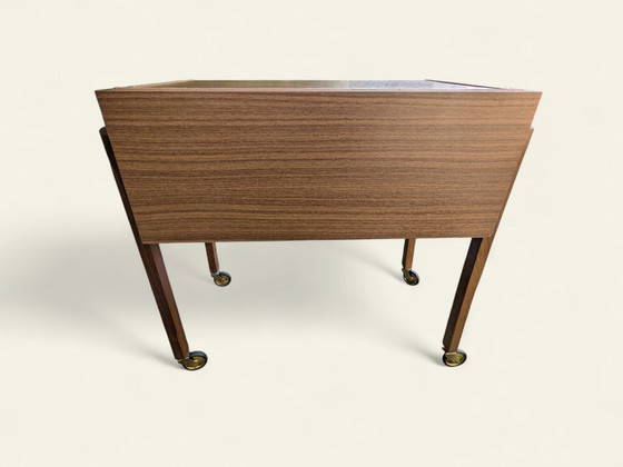 Image 1 of Une rareté ! Armoire à roulettes de couture vintage des années 70 - dessus ouvrant, utilisation polyvalente, design Mid Century