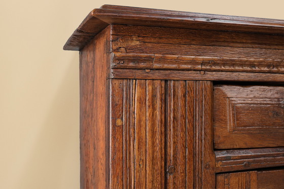 Image 1 of Armario belga de una sola puerta, tallado a mano, del siglo XVI en roble macizo.