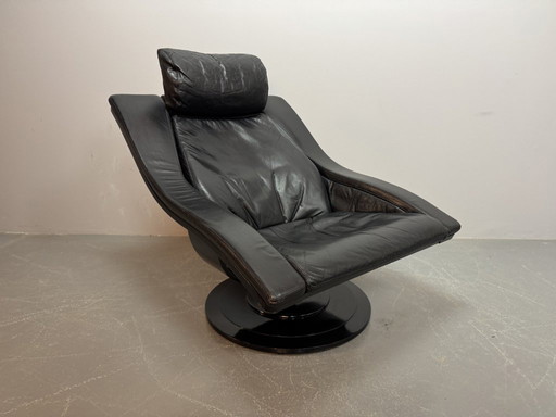 Skandinavisches Mid-Century-Design: Lounge-Sessel „Move“ aus schwarzem Leder mit passendem Hocker.