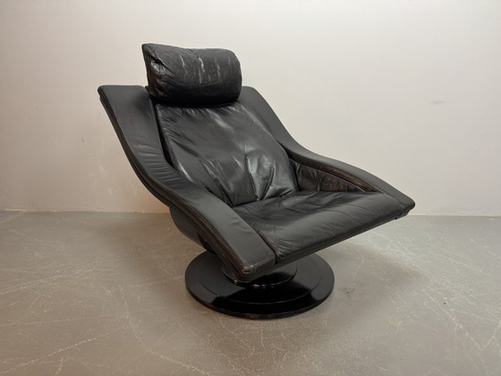 Image 1 of Skandinavisches Mid-Century-Design: Lounge-Sessel „Move“ aus schwarzem Leder mit passendem Hocker.