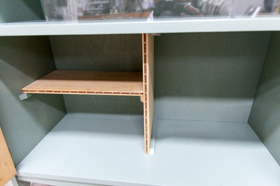 Image 1 of Atypische, elegante, lage vitrinekast uit de jaren 60 in een stijlvolle groene kleur.