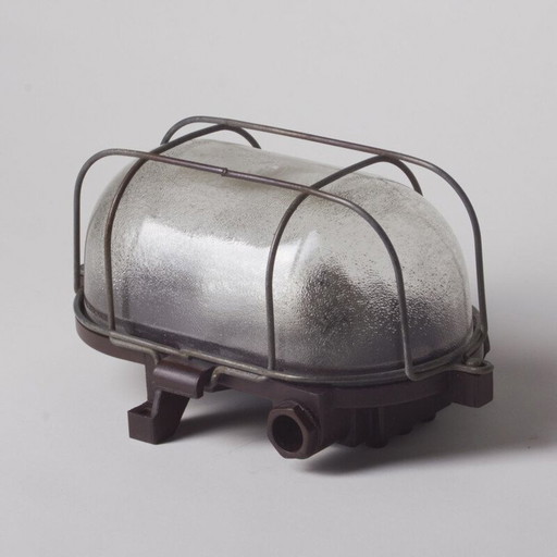 Industrielle Wandlampe aus Bakelit und Glas mit Metallkäfig, Tschechoslowakei 1960