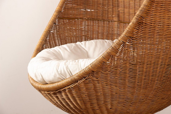 Image 1 of Sillón danés de ratán tejido con soporte metálico, silla colgante tipo huevo, atribuida a Nanna Ditzel