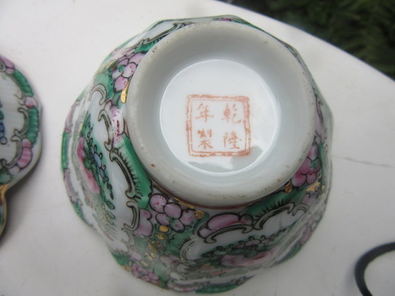 Image 1 of 4 petites coupes Famille Rose, style milieu du siècle