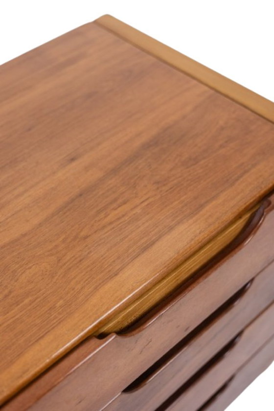 Image 1 of Bureau plat et son caisson en orme, 6 tiroirs en façade. Années 1970