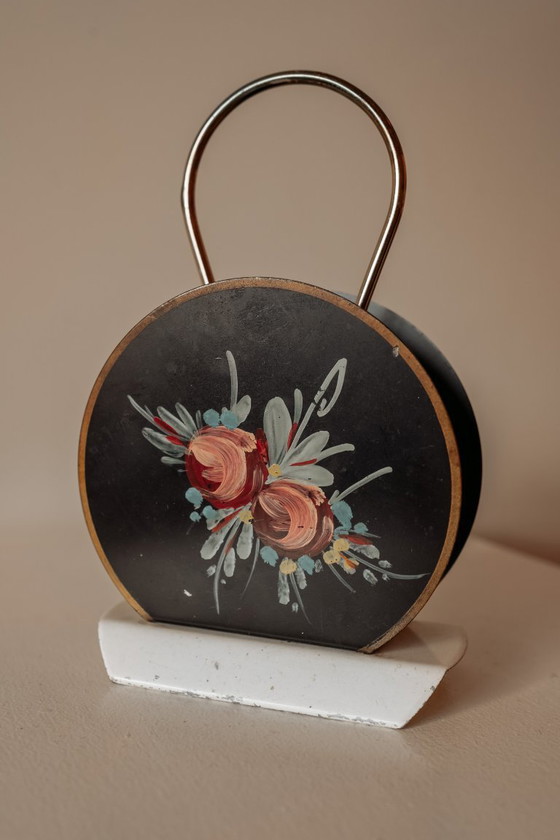 Image 1 of Porte-serviettes vintage peint à la main