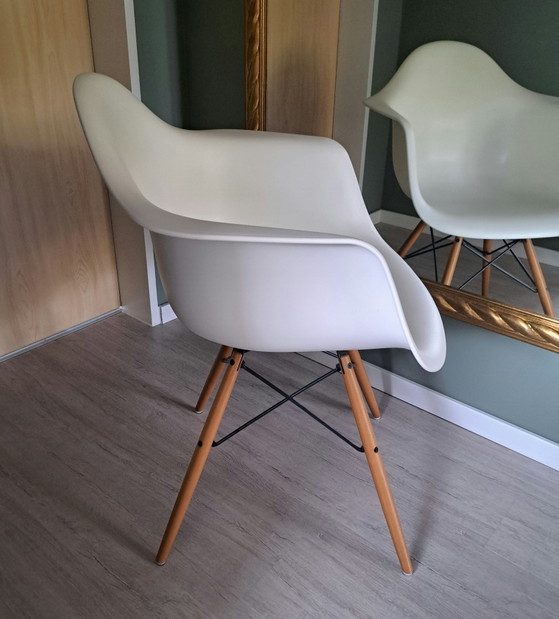 Vitra Eames Plastic Armchair DAW | Charles & Ray Eames | Bianco | 2014 | Originale – Poltrone, Metallo (photo 5 of 9)