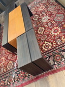 Tables basses asymétriques sur mesure (jumelles) en bois de Macassar avec détails en cuir de veau orange.